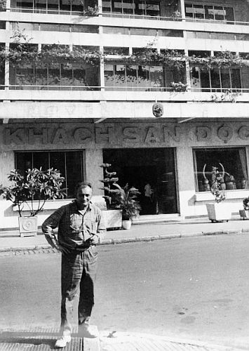 Vor dem berühmten Hotel <i>Caravelle</i> im alten Saigon (Schauplatz von Greenes "Stiller Amerikaner")