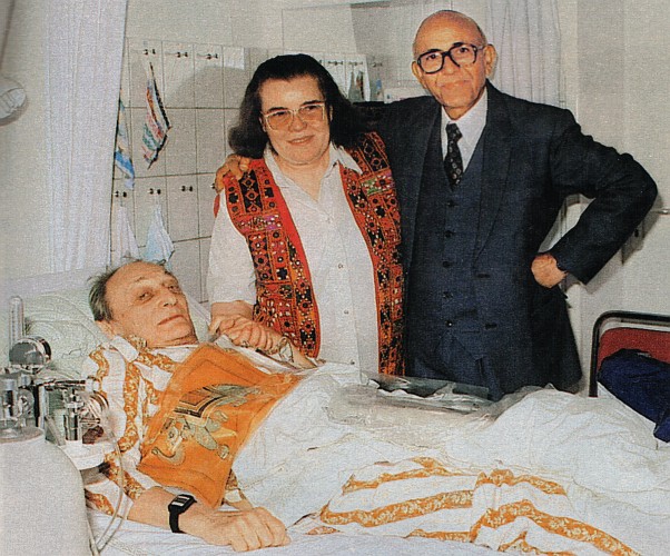 Harry Thürk nach einer Lungen-OP im Krankenhaus, zusammen mit seiner Frau Renate und einem indischen Freund.