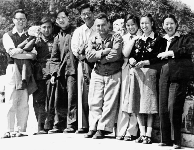 Mit seinem chinesischen Arbeitsteam im Verlag für fremdsprachige Literatur