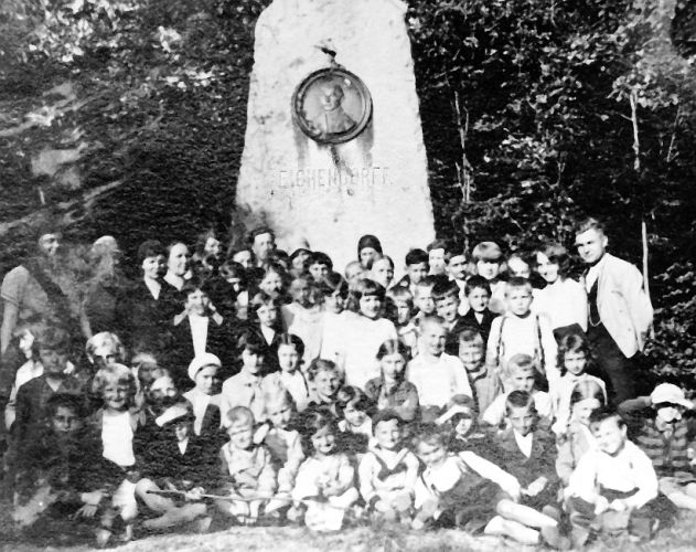 Die 1. Volksschulstufe Zülz auf Ausflug am 1911 errichteten Eichendorffdenkmal (H.T. 4.v.r. vorn im Matrosenanzug)