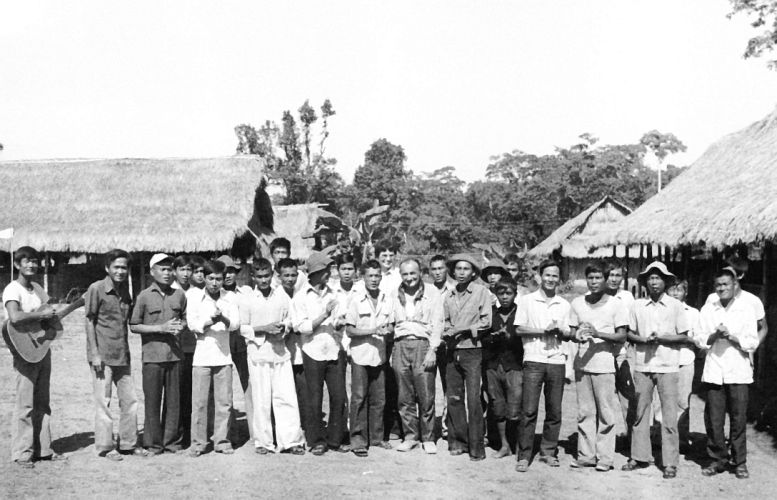 Auf Besuch eines Lagers gefangener südvietnamesischer Soldaten nach dem US-Vietnam-Krieg