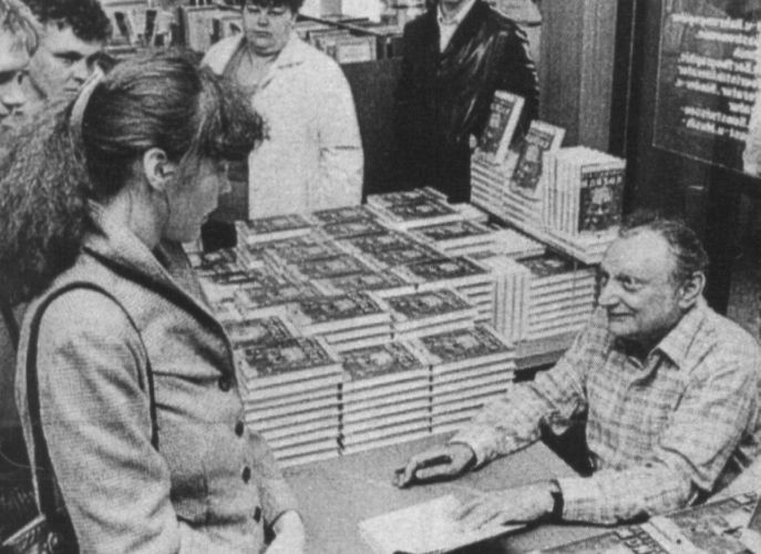 Thürk beim Signieren des Bestsellers "Der schwarze Monsun" (vergl. Bild 25)