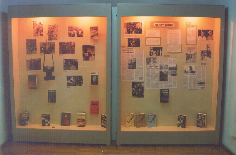 Vitrine während der Thürk-Ausstellung im Stadtmuseum seiner Heimatstadt (ehem. Neustadt O/S)